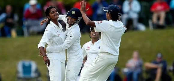 Niranjana Nagarajan celebrates with her teammates. © Getty Images