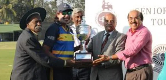 Jhulan Goswami receives the trophy. ©Karuna Jain/Women's CricZone