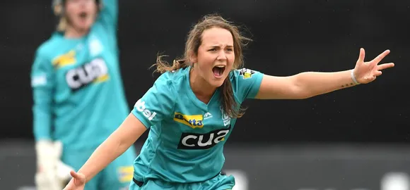 Amelia Kerr appeals for a wicket. © Getty Images