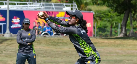 Muneeba Ali takes a catch in a training session. © Getty Images