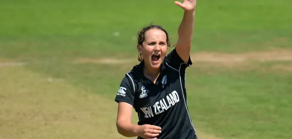 Amelia Kerr appeals for a wicket. ©ICC
