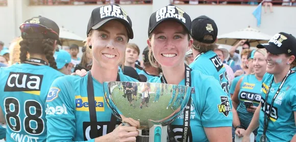 Kirby Short (L) and Beth Mooney pose with the WBBL trophy. © Getty Images