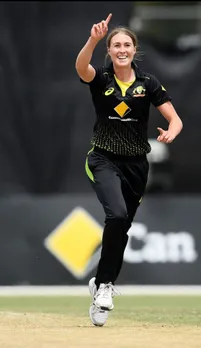 Tayla Vlaeminck celebrates a wicket. © Getty Images
