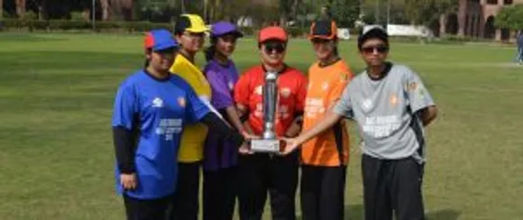 The captains with the trophy. © Women's CricZone
