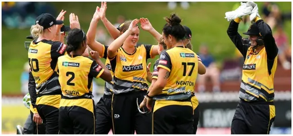 Young bowlers Fenton and Codyre earn their first domestic contracts with Wellington Blaze