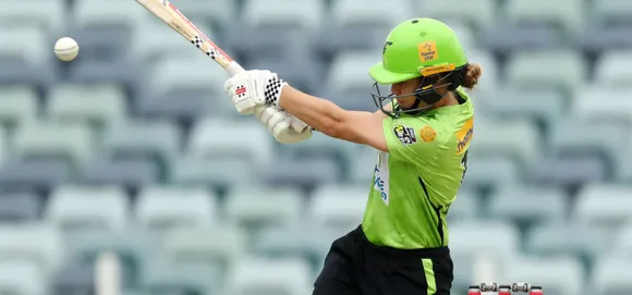 Rain interrupts the day's play in WBBL08